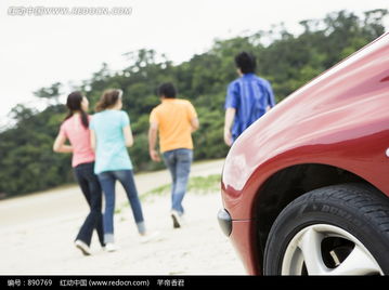 在紅色跑車旁奔跑的年輕人圖片免費下載 紅動網