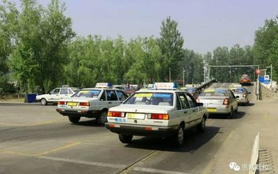 京城駕校董曉捷教練 北京駕駛員教練的卓越風(fēng)采與學(xué)員評價(jià)