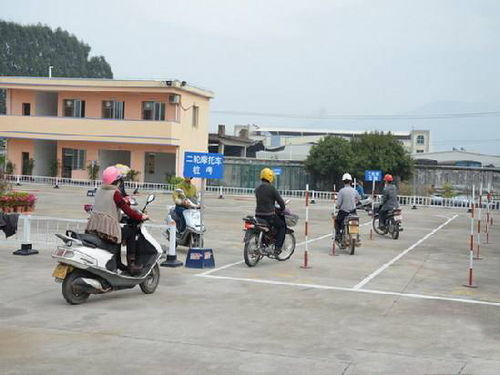 北京朝陽區(qū)摩托車駕照考試價(jià)格與駕校選擇指南